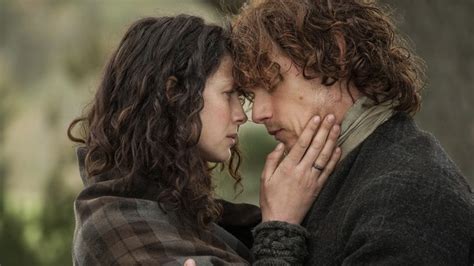 outlander claire nude|Outlander : TOP 10 des scènes ultra hot entre Claire et Jamie